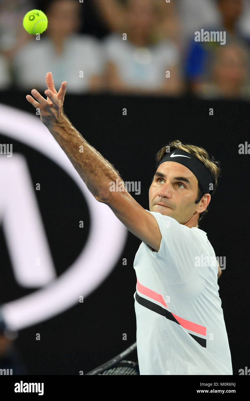 Melbourne, Australia. 24 ene, 2018. Semillas número dos a Roger Federer de Suiza en acción en un match de cuartos de final contra el número de semillas 19 Tomas Berdych de la República Checa en el día diez del Abierto de Australia 2018, torneo de tenis de Grand Slam en Melbourne, Australia. Sydney Baja/media/Sport Cal Alamy Live News Foto de stock