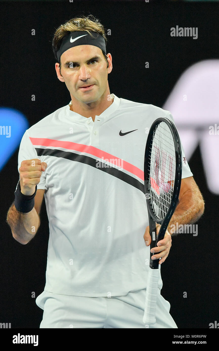 Melbourne, Australia. 24 ene, 2018. Semillas número dos a Roger Federer de Suiza en acción en un match de cuartos de final contra el número de semillas 19 Tomas Berdych de la República Checa en el día diez del Abierto de Australia 2018, torneo de tenis de Grand Slam en Melbourne, Australia. Sydney Baja/media/Sport Cal Alamy Live News Foto de stock