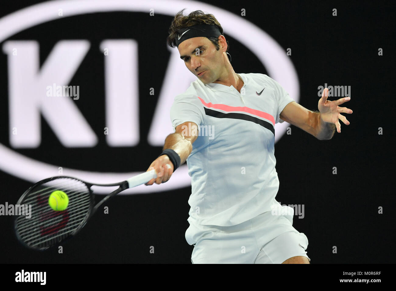 Melbourne, Australia. 24 ene, 2018. Semillas número dos a Roger Federer de Suiza en acción en un match de cuartos de final contra el número de semillas 19 Tomas Berdych de la República Checa en el día diez del Abierto de Australia 2018, torneo de tenis de Grand Slam en Melbourne, Australia. Sydney Baja/media/Sport Cal Alamy Live News Foto de stock