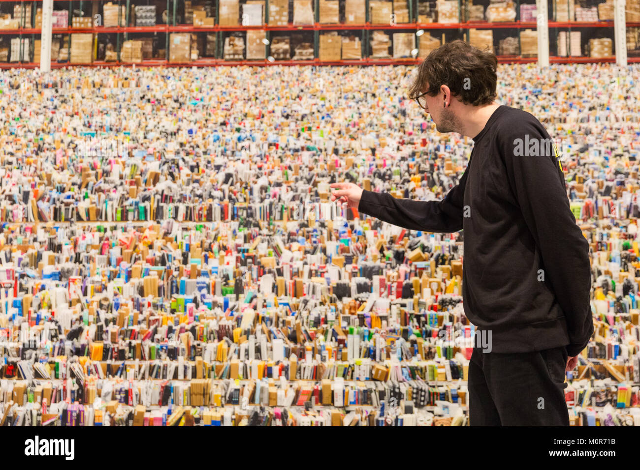 Un visitante ve en Amazon por Andreas Gursky, en la Hayward Gallery en  Londres después de la galería reabre con una gran retrospectiva de la obra  del fotógrafo alemán Fotografía de stock -