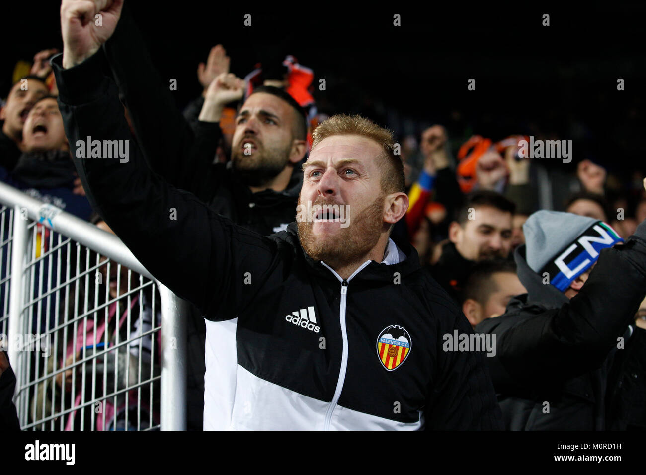 Valencia C.F. Español simpatizantes durante la Copa del Rey 2017-2018  partido de fútbol entre Alaves y Valencia C.F, en el estadio de  Mendizorroza, en Vitoria, en el norte de España, Miércoles, 24