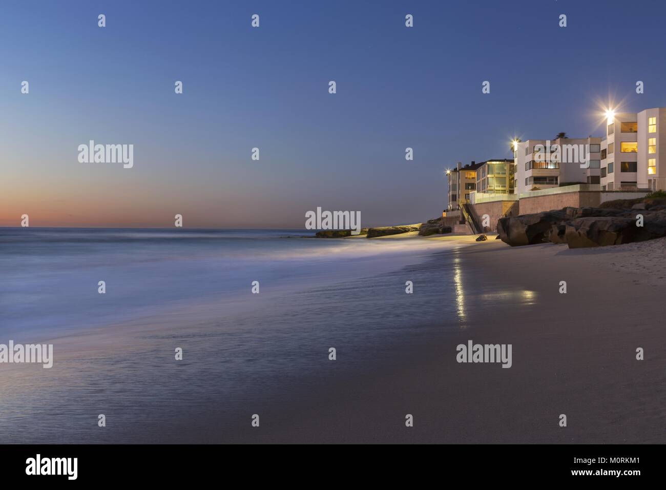Atardecer del Océano Pacifico y edificios de condominios de lujo frente al mar en Playa Windansea cerca de La Jolla, al norte de San Diego, California Foto de stock