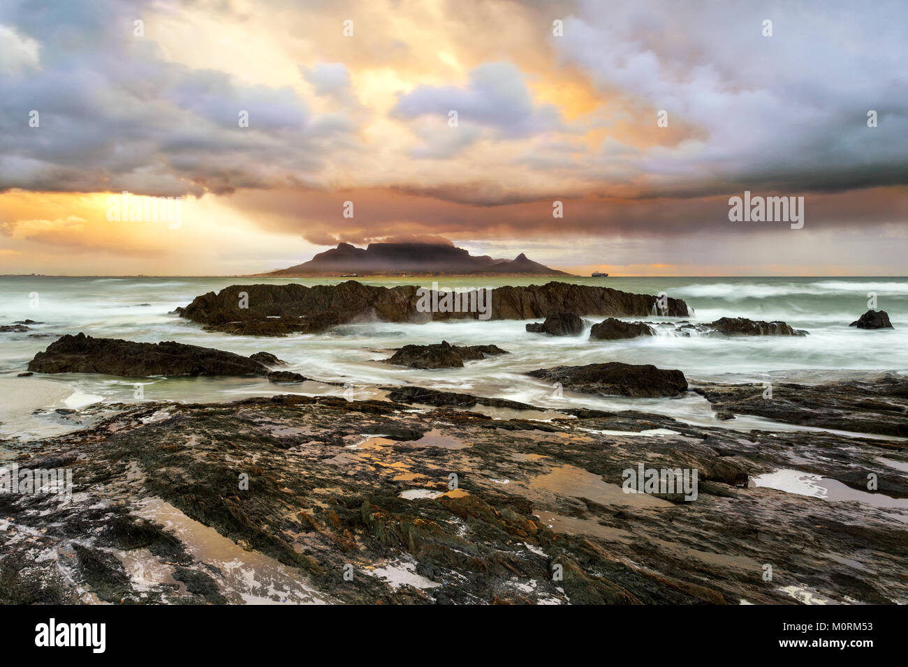 África, Sudáfrica, Western Cape, Ciudad del Cabo, Bloubergstrand, Table Mountain Foto de stock