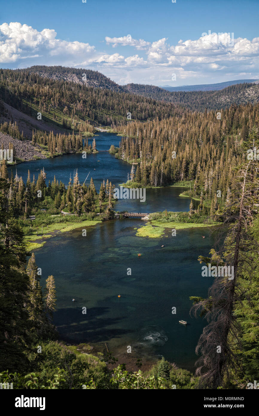 Cuenca de Los Lagos de Montaña Mammoth, Inyo National Forest, California, EE.UU. Foto de stock