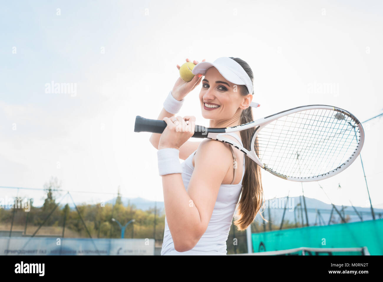 Mujer jugando al tenis tener un descanso Foto de stock