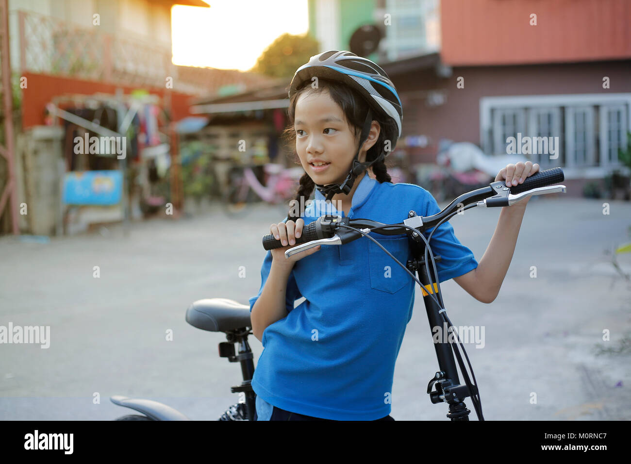 Niño Niña con bicicleta plegable Fotografía de stock - Alamy