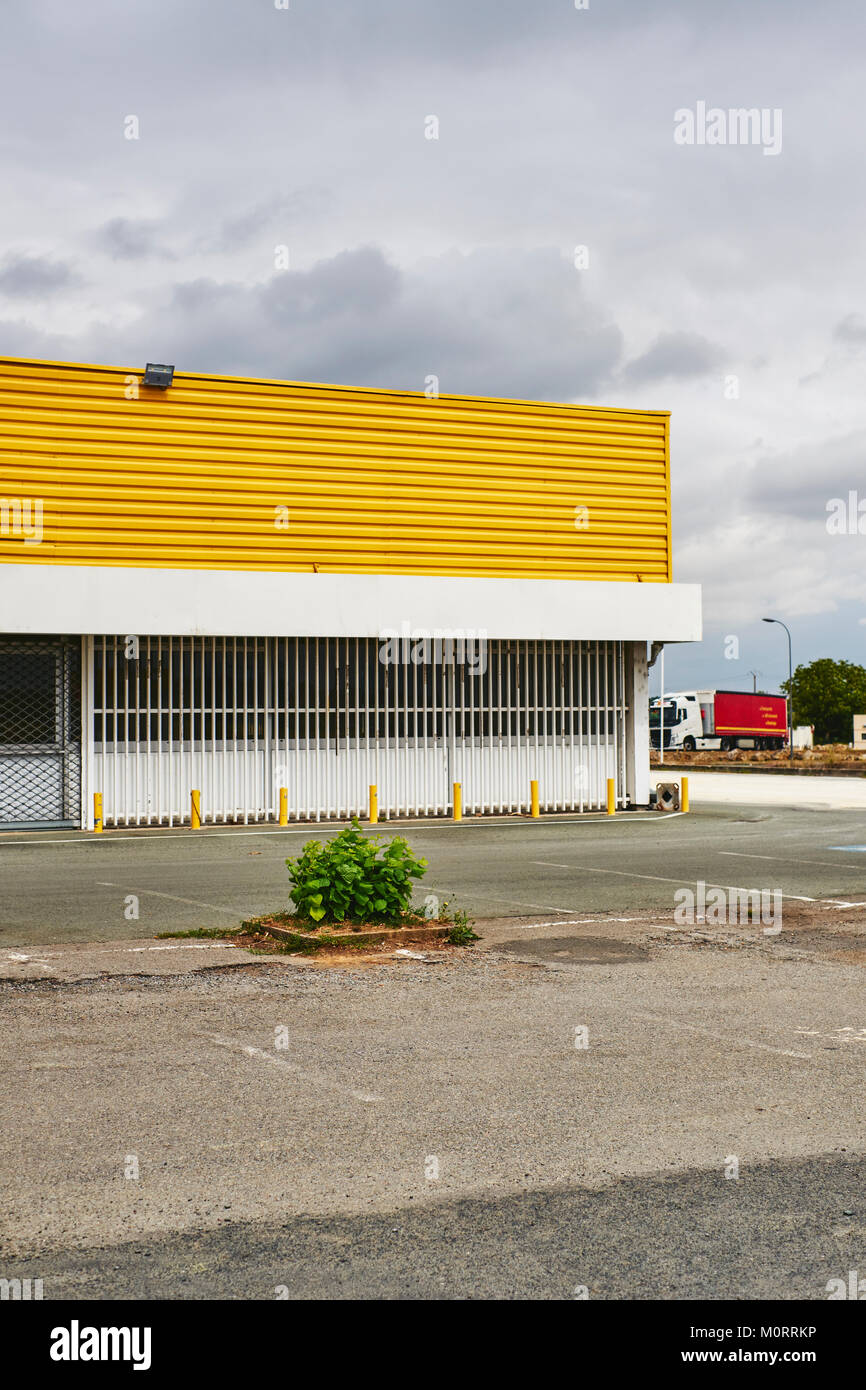 Un abandonado almacén vacío con paneles naranja / amarillo. Foto de stock