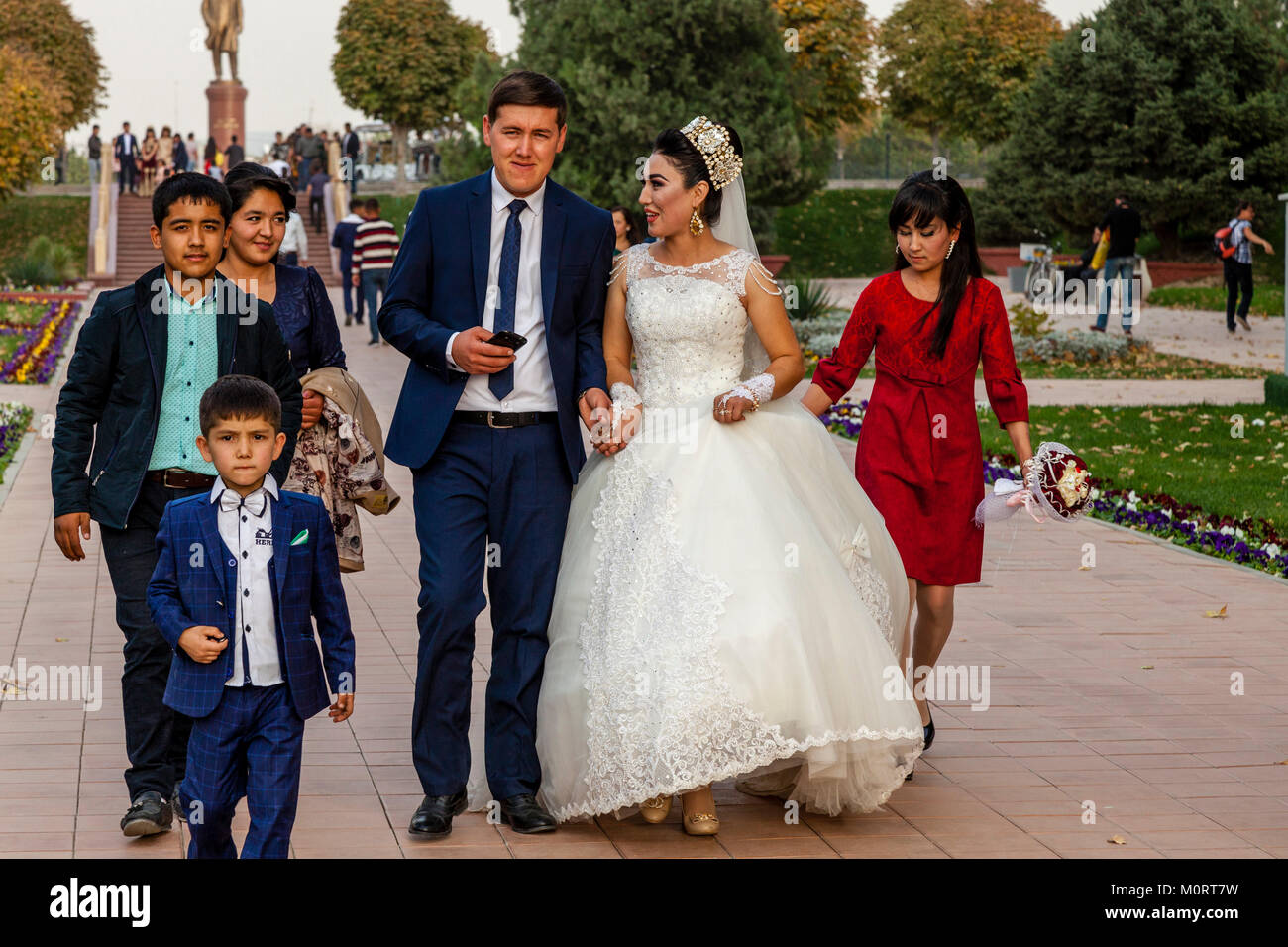 "Una joven pareja de recién casados llegan en el Registán compleja para sus fotos de bodas, Samarcanda, Uzbekistán Foto de stock