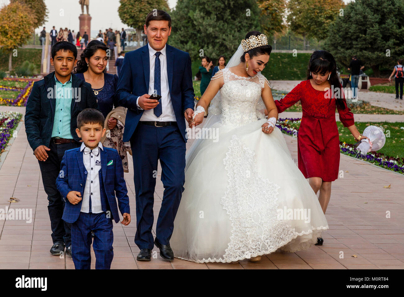 "Una joven pareja de recién casados llegan en el Registán compleja para sus fotos de bodas, Samarcanda, Uzbekistán Foto de stock