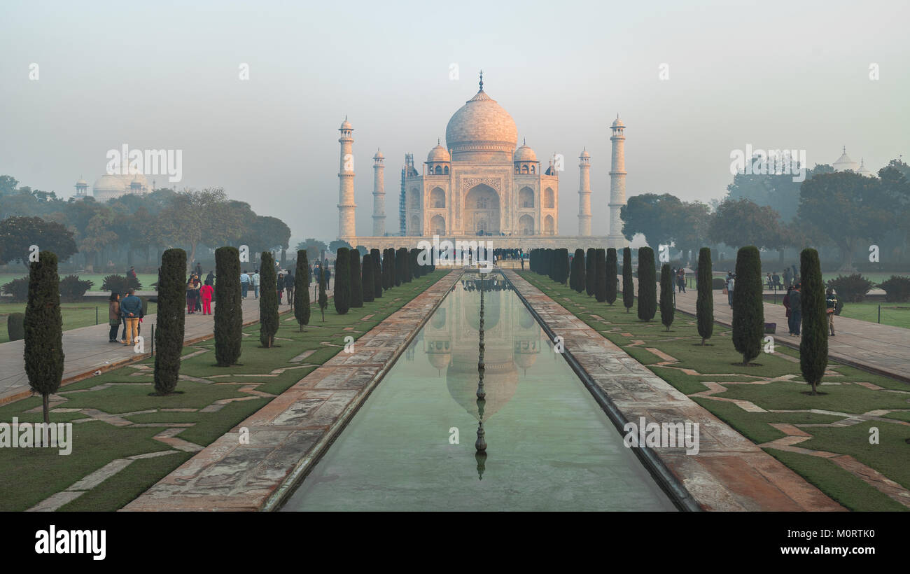 El impresionante Taj Mahal en Agra, el corazón de la India. Nos pasamos unas cuantas semanas trabajando con Seva Mandir, y sólo tuvo que parar en el Taj Mahal en el camino. Foto de stock