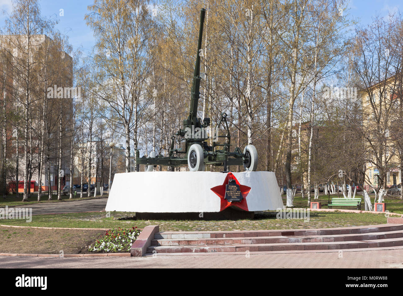 Vologda, Rusia - Mayo 7, 2014: Monumento gunners - Vologda guardias del cielo en Gran Guerra Patriótica Foto de stock