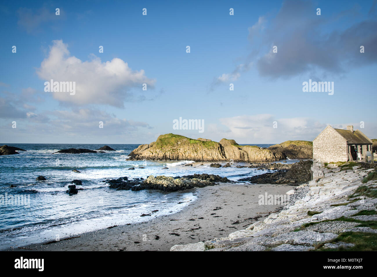 Esta es una foto de la playa de Ballintoy. Foto de stock