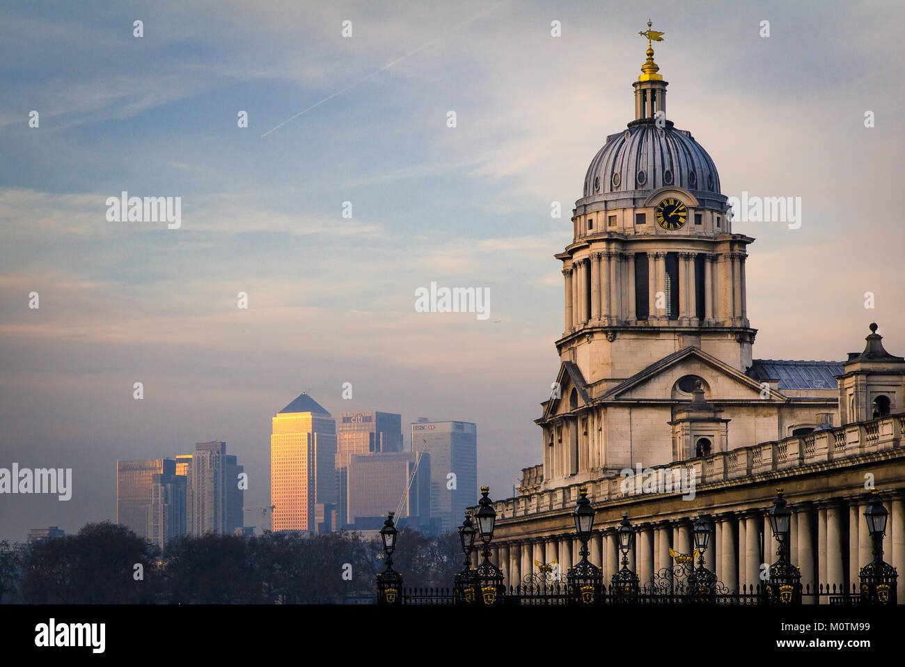 El Old Royal Naval College de Greenwich, con los modernos rascacielos de Canary Wharf, en la distancia, Londres, Reino Unido, diciembre de 2013 Foto de stock