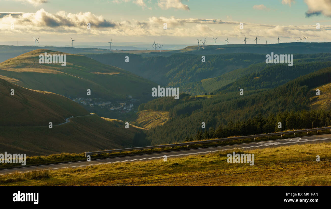 Turbinas de viento en las colinas cerca de Abergwynfi en Neath Port Talbot, West Glamorgan, Wales, REINO UNIDO Foto de stock