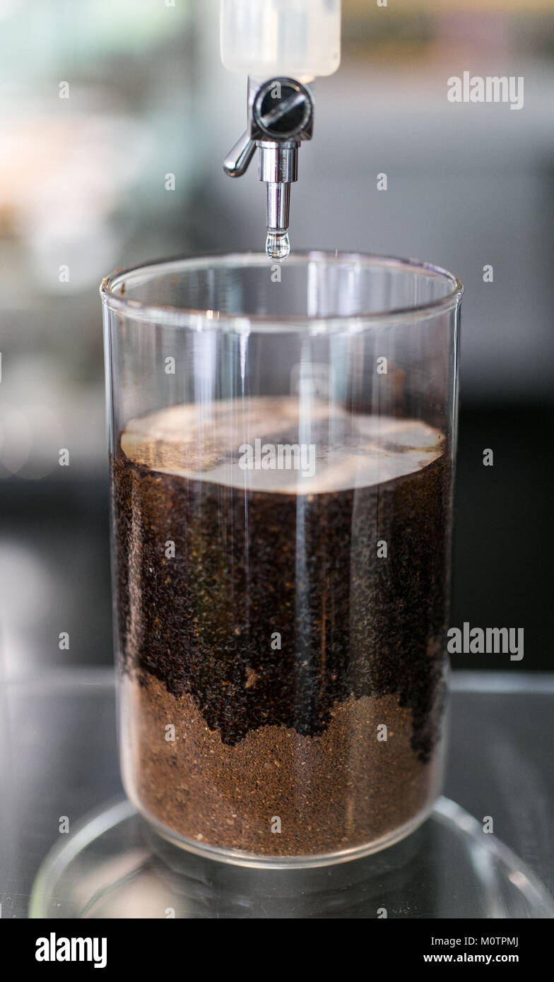 Filtrado en frío de café por goteo en Hawthorn café común en Melbourne  Fotografía de stock - Alamy