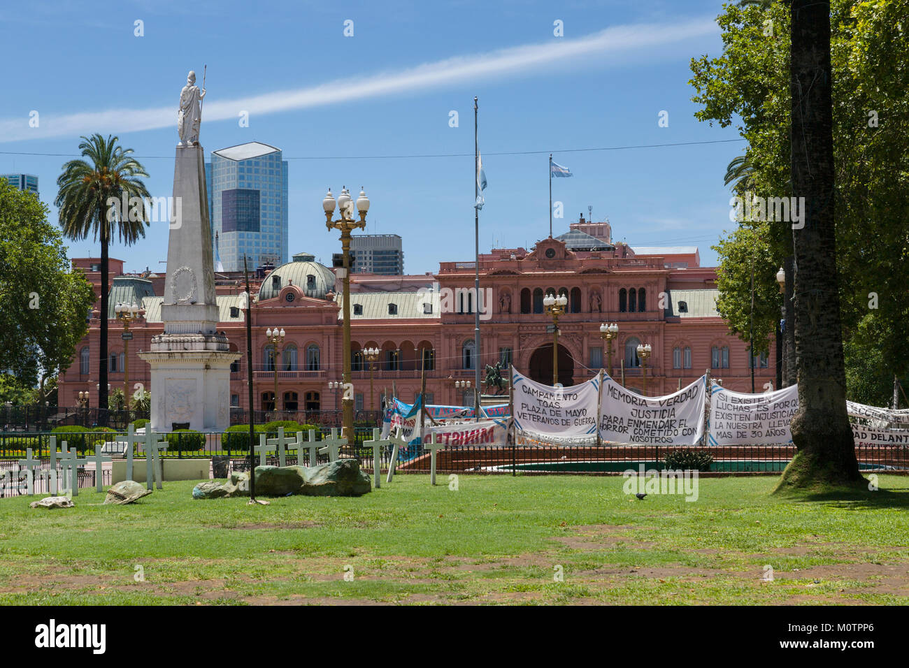 Las protestas en la Plaza de Mayo en Buenos Aires con la Casa Rosdada en la distancia. Foto de stock