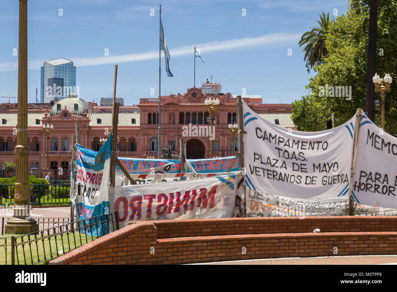 Pancartas de protesta en frente de la Casa Rosada en Buenos Aires, Argentina Foto de stock