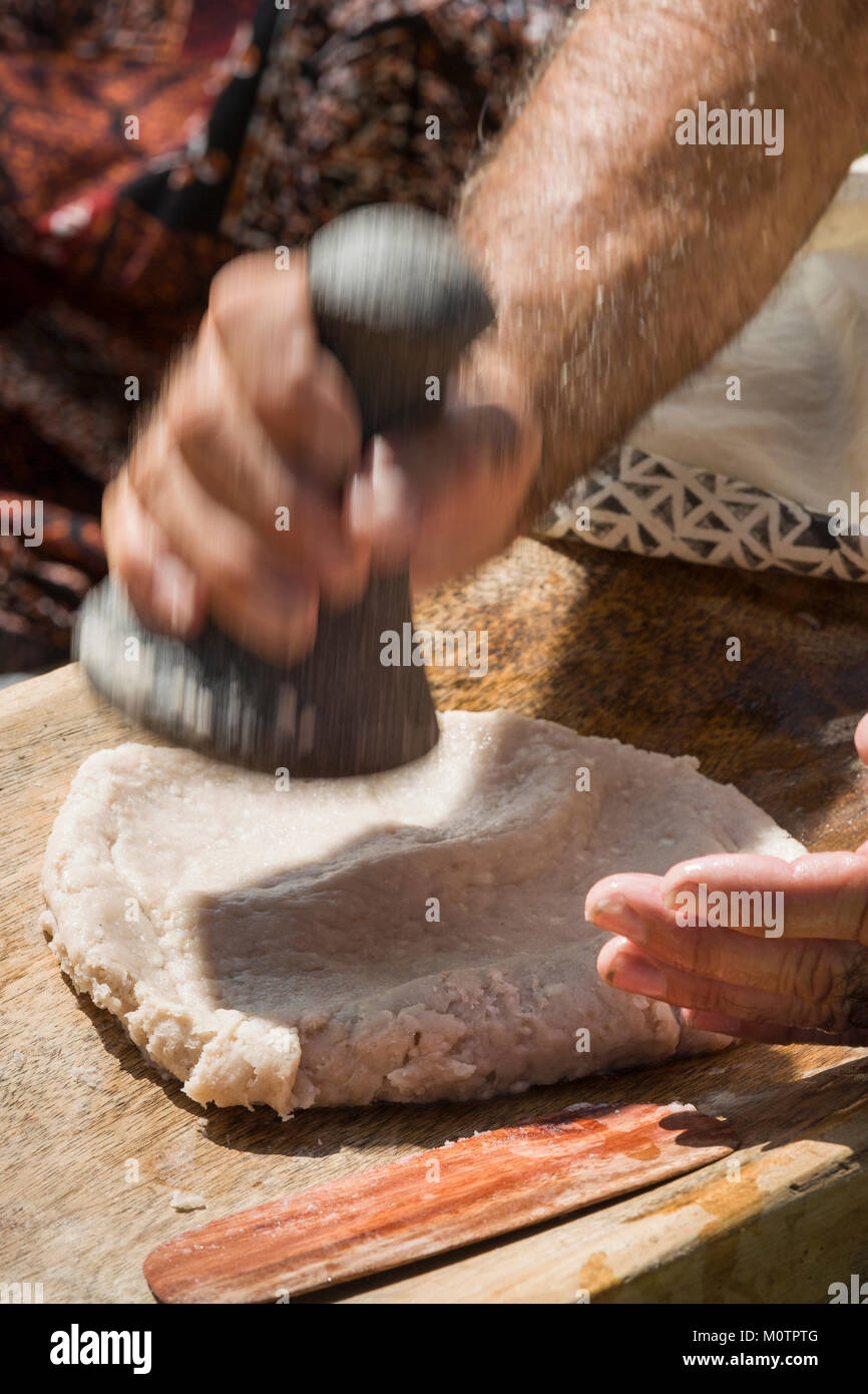 El hombre utiliza poi pounder en Pu'uhonua o Honaunau manifestación cultural de hacer poi de la raíz de taro. Foto de stock
