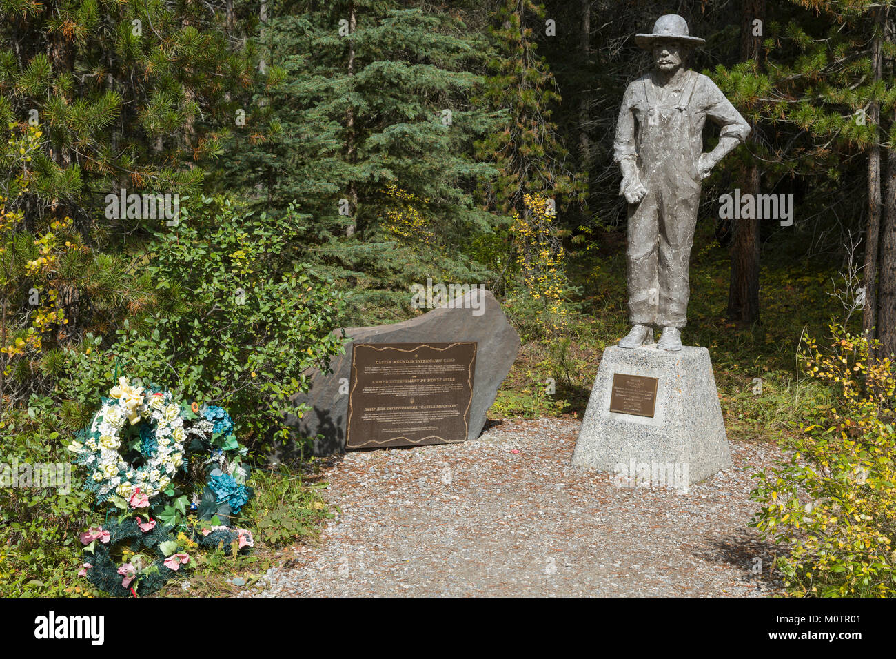 Monumento al campamento de internamiento de los inmigrantes ucranianos en Canadá cerca de Castle Mountain, Banff, AB Foto de stock