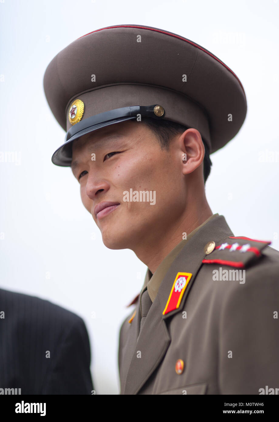 Oficial de Corea del Norte en la zona conjunta de seguridad de la zona desmilitarizada, en el norte de la provincia de Hwanghae, Panmunjom, Corea del Norte Foto de stock