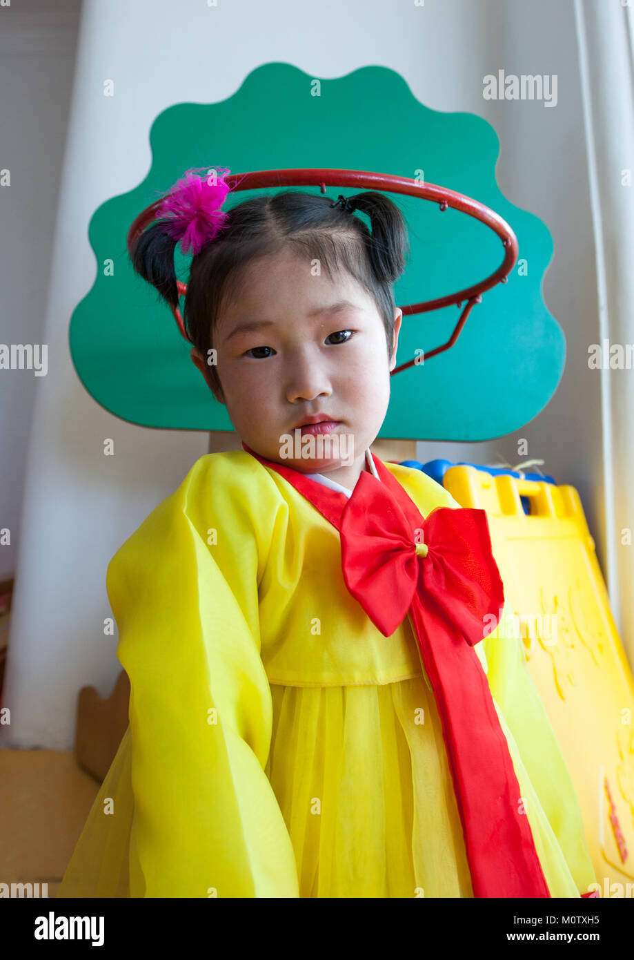 Niña vestidos de Corea del Norte en choson-ot en un orfanato, Provincia de Pyongan del Sur, Nampo, Corea del Norte Foto de stock