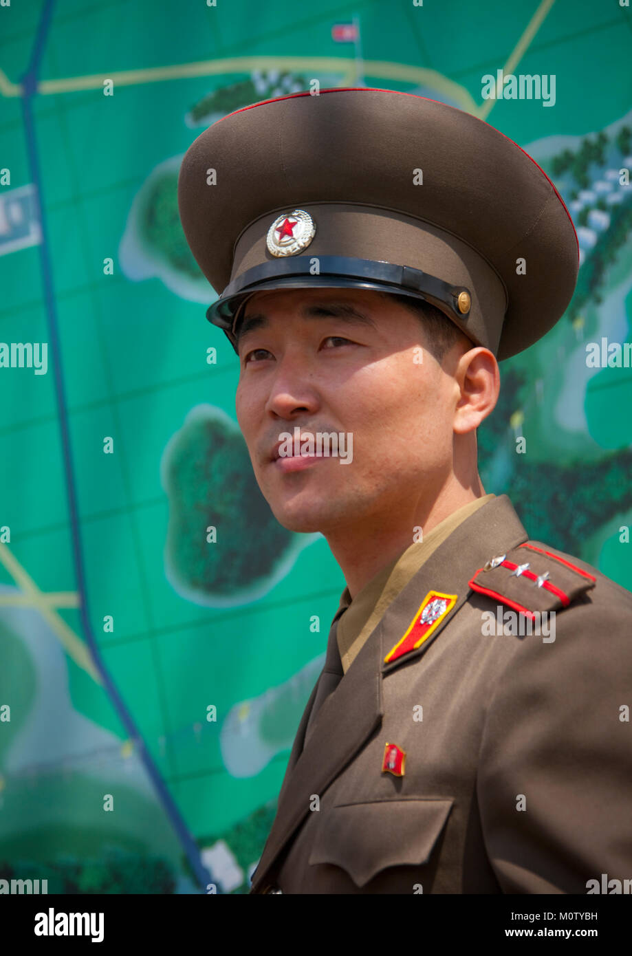 Oficial de Corea del Norte en la zona conjunta de seguridad de la zona