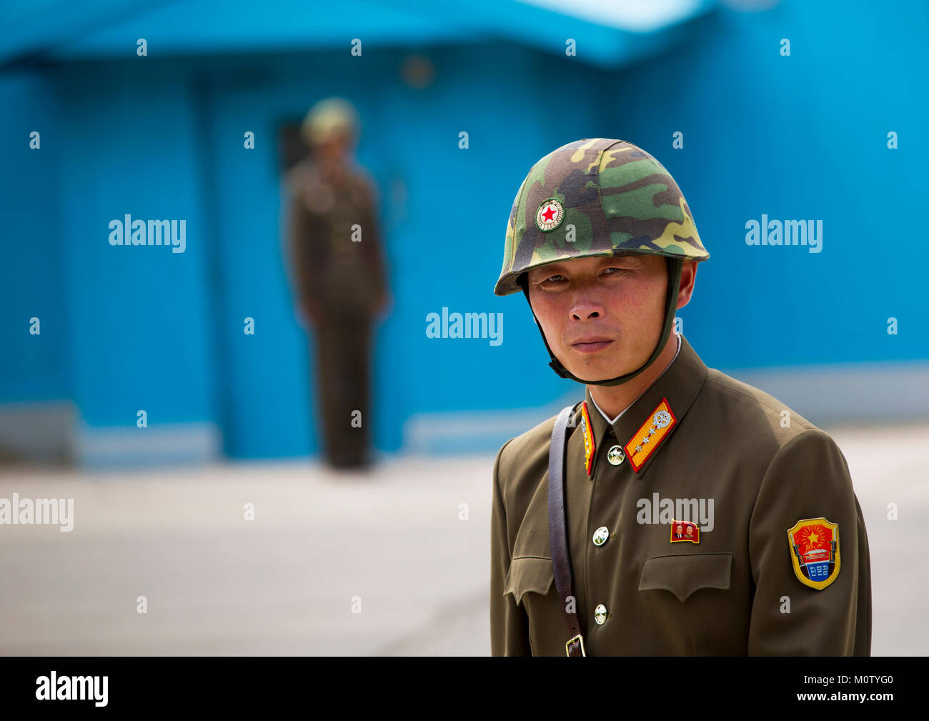 Soldado norcoreano vistiendo un casco de pie en frente de las salas de  conferencias de las Naciones Unidas sobre la línea de demarcación en la  zona desmilitarizada, en el norte de la