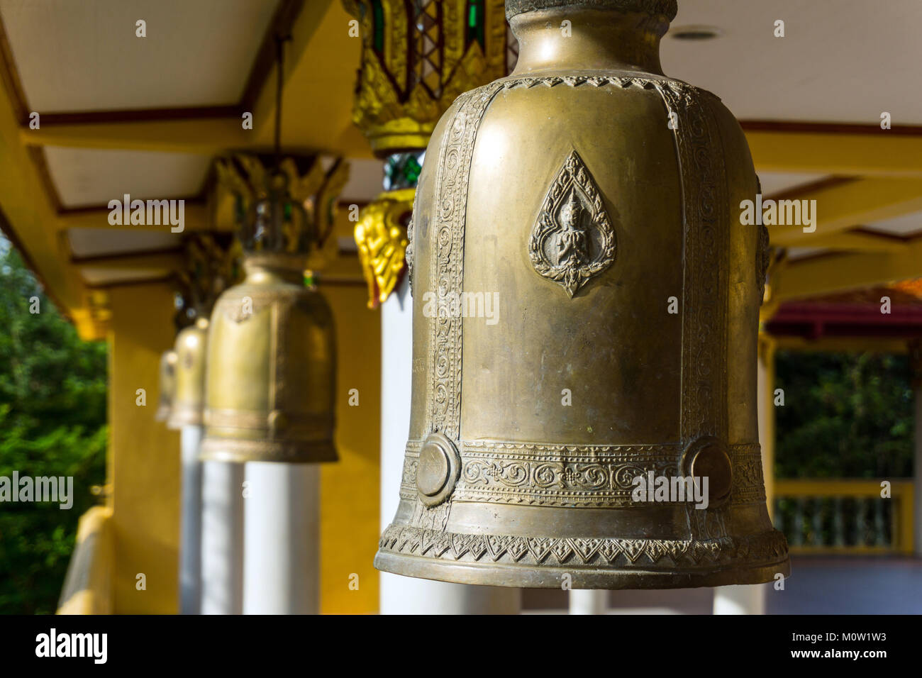 Asia,Tailandia,Koh Samui Island,Bophut, Big Buddha - Templo Wat Phra Yai,típica campanas Foto de stock