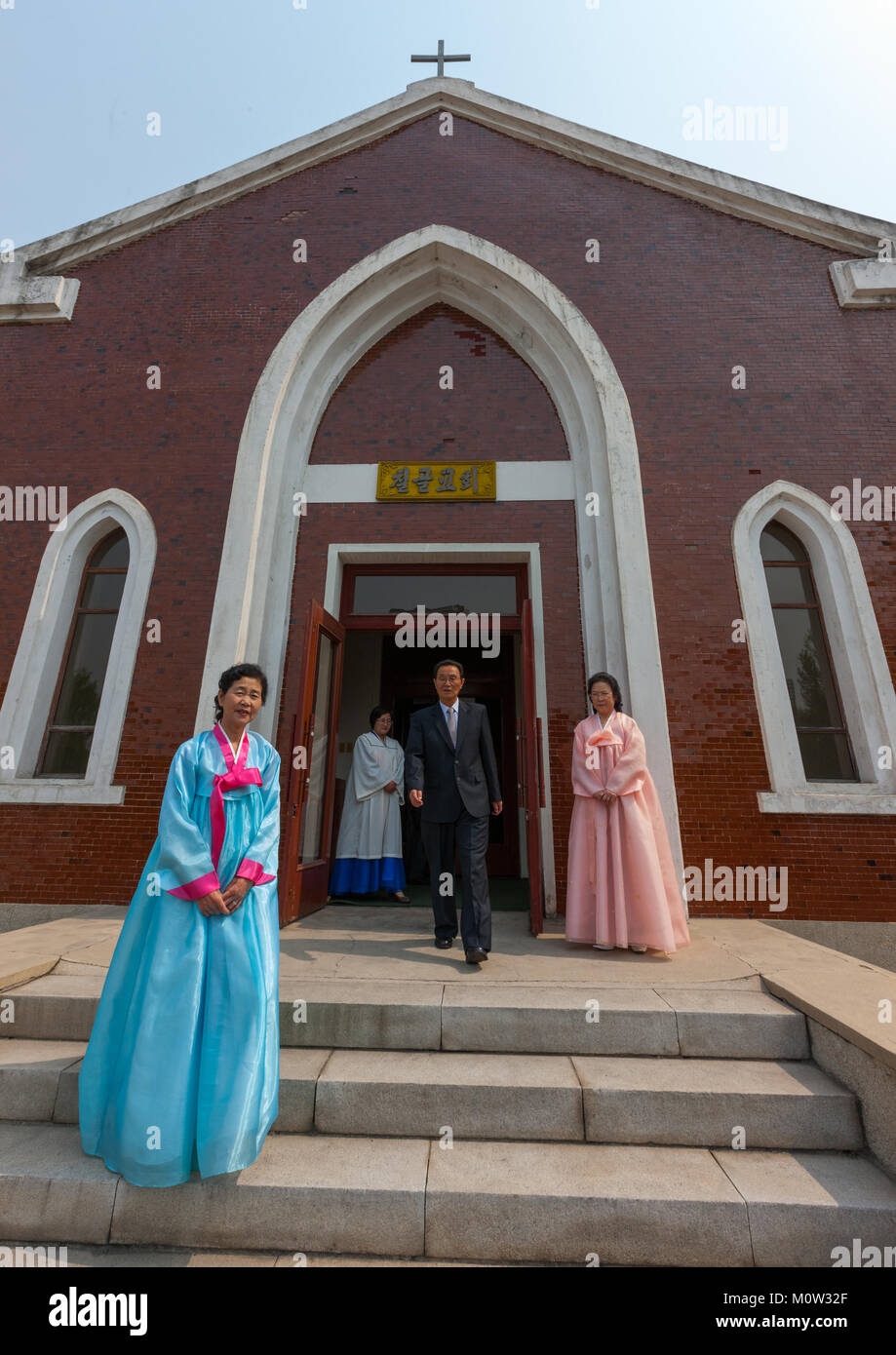 La gente de Corea del Norte en frente de Chilgol iglesia protestante, de la Provincia de Pyongan, Pyongyang, Corea del Norte Fotografía de stock - Alamy La gente de Corea del Norte en frente de Chilgol iglesia protestante, de la Provincia de Pyongan, Pyongyang, Corea del Norte Fotografía de stock - Alamy