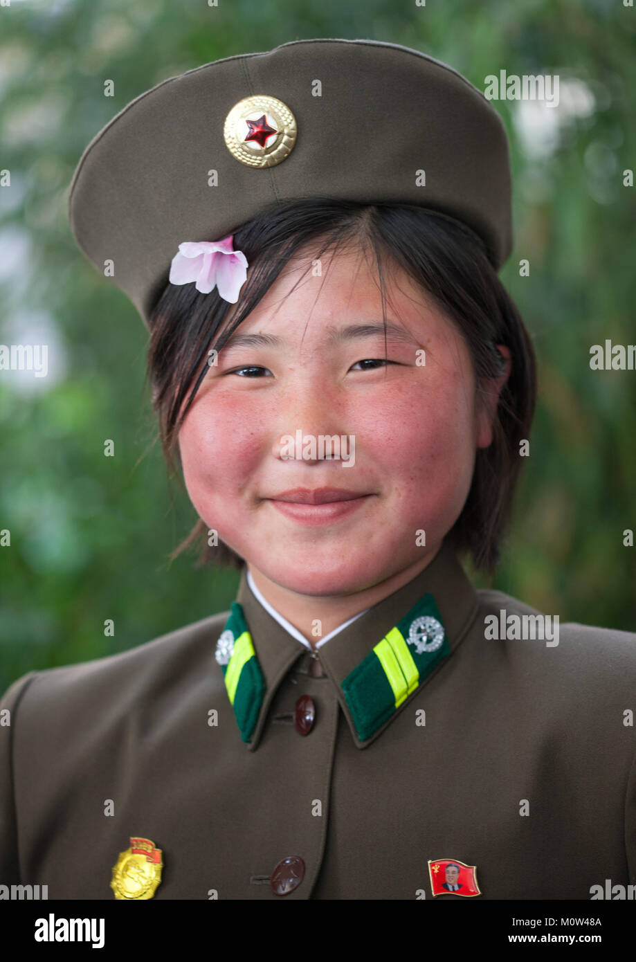 Sonriente mujer soldado de Corea del Norte, la Provincia de Pyongan, Pyongyang, Corea del Norte Foto de stock