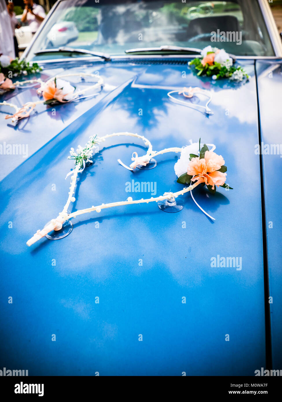 Coche de boda. Decoración de boda en coche de boda. Lujoso coche de boda  decorado con flores - enfoque selectivo, espacio de copia Fotografía de  stock - Alamy
