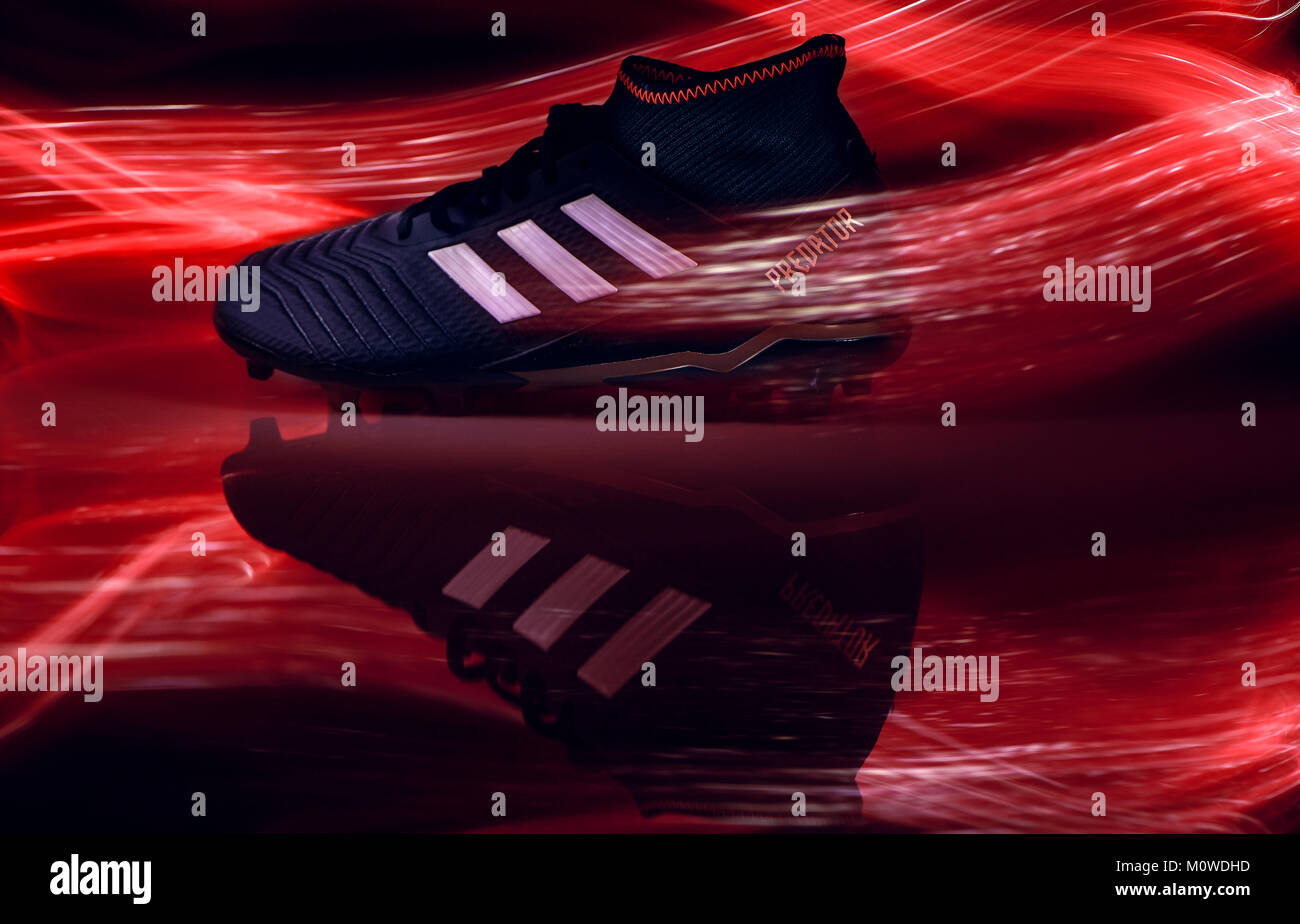 Una bota de fútbol Predator Adidas fotografiado con luz pintar rayas para  crear un espectacular efecto fotográfico Fotografía de stock - Alamy
