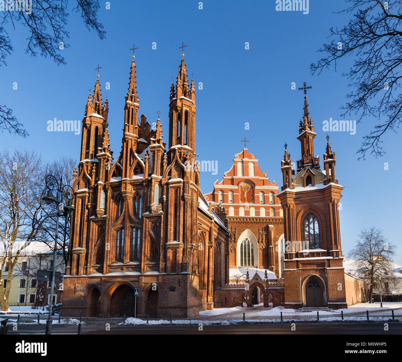 Vista frontal de ladrillo rojo de la gótica iglesia de Santa Ana y Bernardino iglesia en la ciudad vieja de Vilna, Lituania en un día de invierno. Foto de stock