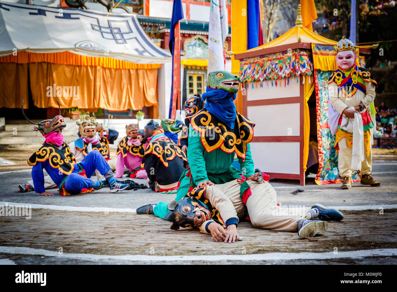 Los jóvenes monjes budistas vestidos como personajes míticos representando el cielo y el infierno realizar una obra durante el festival en Lachung Losoong monasterio en Sikkim Fotografía de stock - Alamy Los jóvenes monjes budistas vestidos como personajes míticos representando el cielo y el infierno realizar una obra durante el festival en Lachung Losoong monasterio en Sikkim Fotografía de stock - Alamy