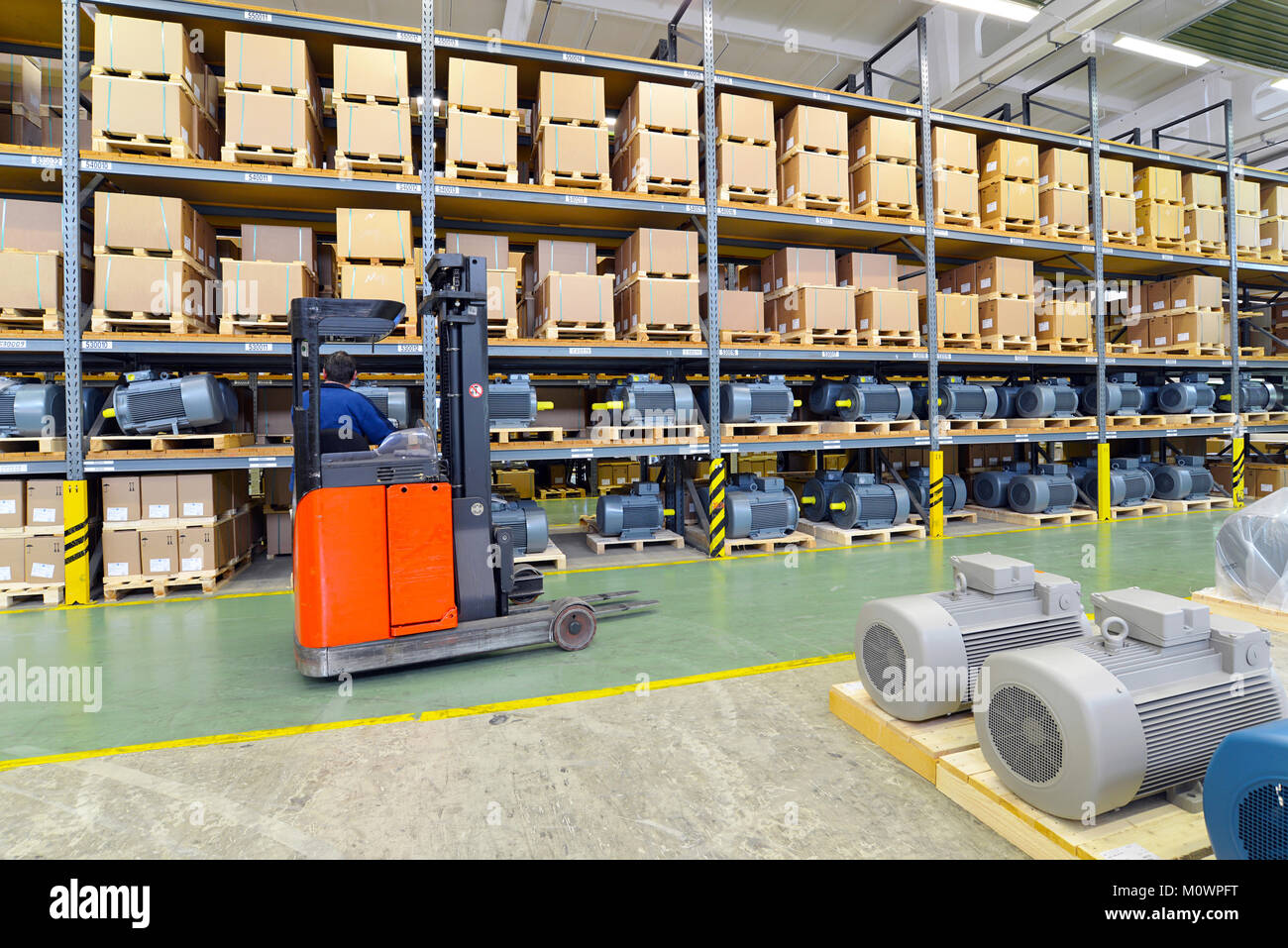 Almacenes con estanterías llenas de mercancías en una empresa Almacenes con estanterías llenas de mercancías en una empresa