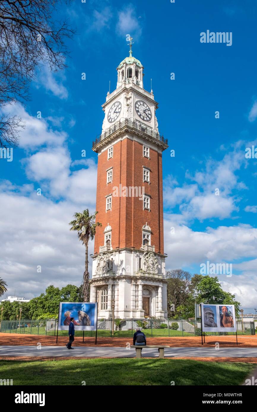 Argentina,Provincia de Buenos Aires,Buenos Aires,Torre Monumental a través del Memorial de Malvinas Foto de stock