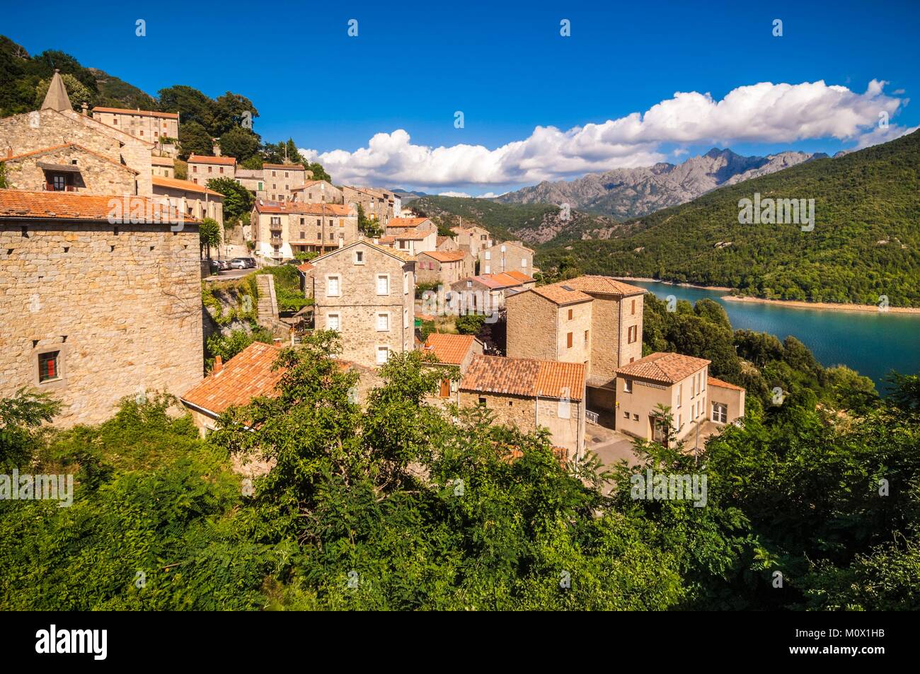 Francia,Corse du Sud,Prunelli Valle,Tolla village, el embalse de la presa del lago Prunelli gargantas Foto de stock