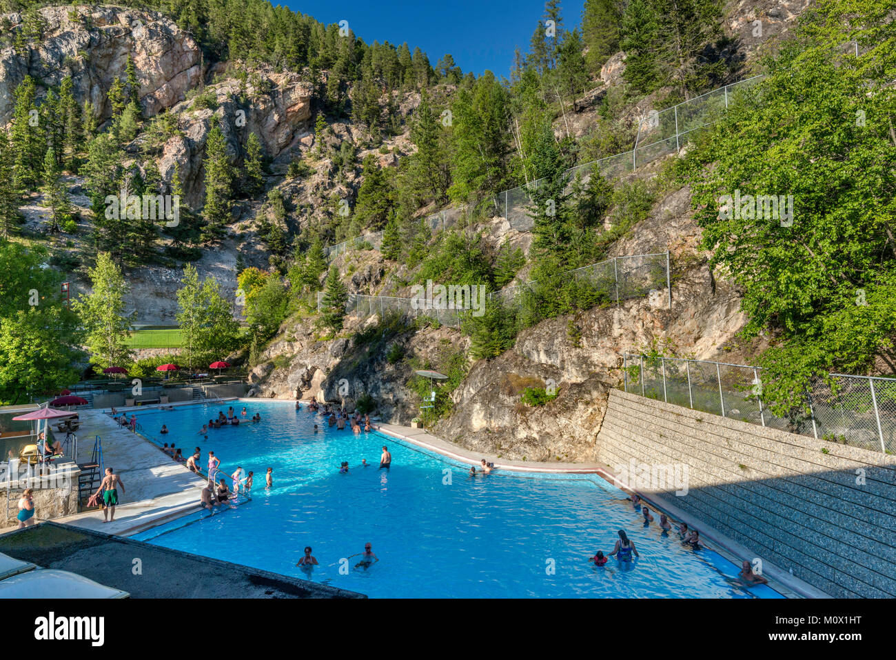 Piscina de agua caliente al aire libre para sumergirse en Radium Hot Springs Resort, el Parque Nacional de Kootenay, Columbia Valley, Canadian Rockies, British Columbia, Canadá Foto de stock