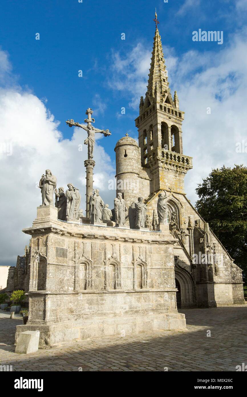 Francia,Finisterre,Cap Sizun,Confort Meilars,el calvario en frente de la iglesia de Notre Dame de confort Foto de stock