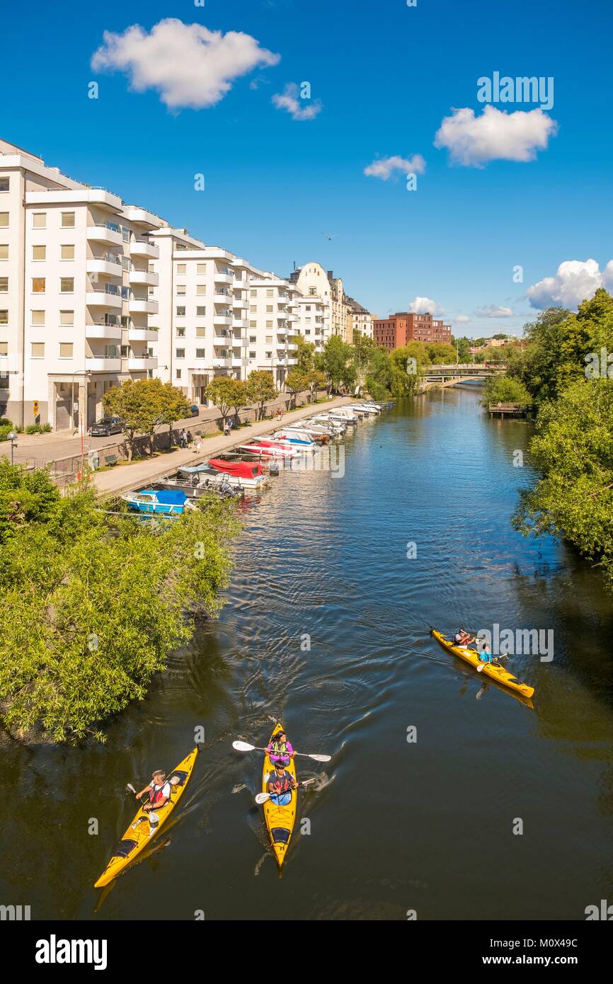 Estocolmo,Suecia, distrito de Norrmalm, a lo largo de la Canal Sjo Klara,kayaks y canoas Foto de stock