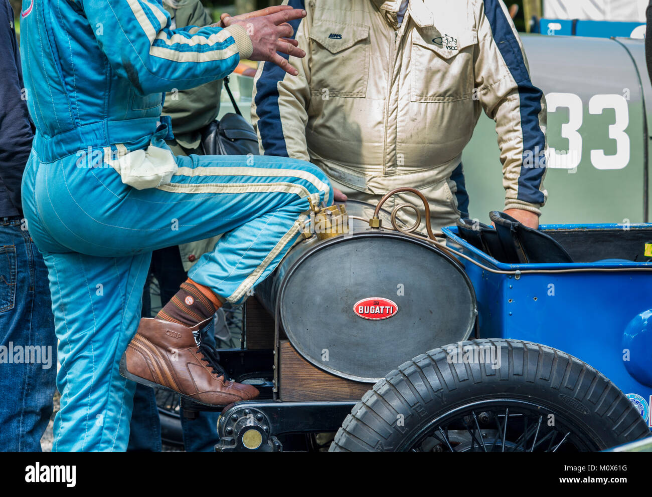Bugatti propietarios / controladores de pie por un Coche Bugatti vintage. UK Foto de stock