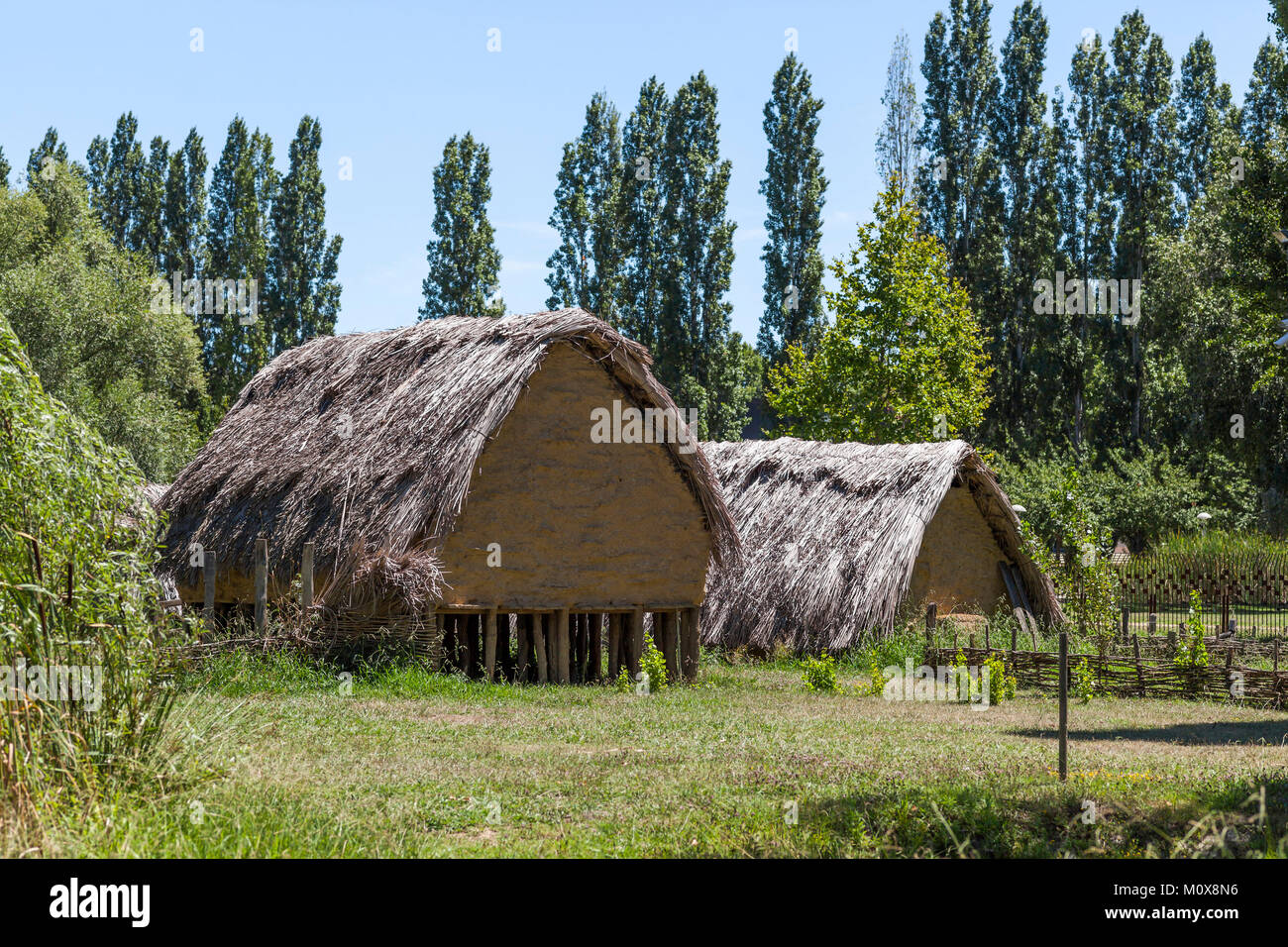 Recreación de un neolitic cabaña en la daga, arqueológico jaciment cerca del lago de Banyoles,Cataluña,España. Foto de stock