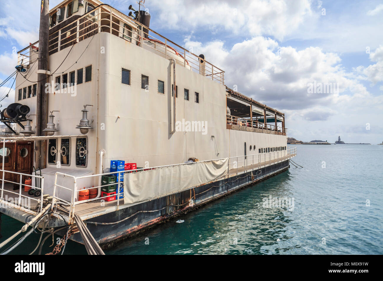 Velocidad supersónica Despertar Surgir Restaurante barco en el puerto de Cartagena, España Fotografía de stock -  Alamy