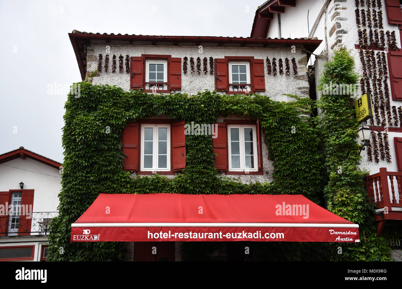 Hotel restaurant Euzkadi, Espelette, Pirineos Atlánticos, Nouvelle-Aquitaine, Francia, Europa Foto de stock