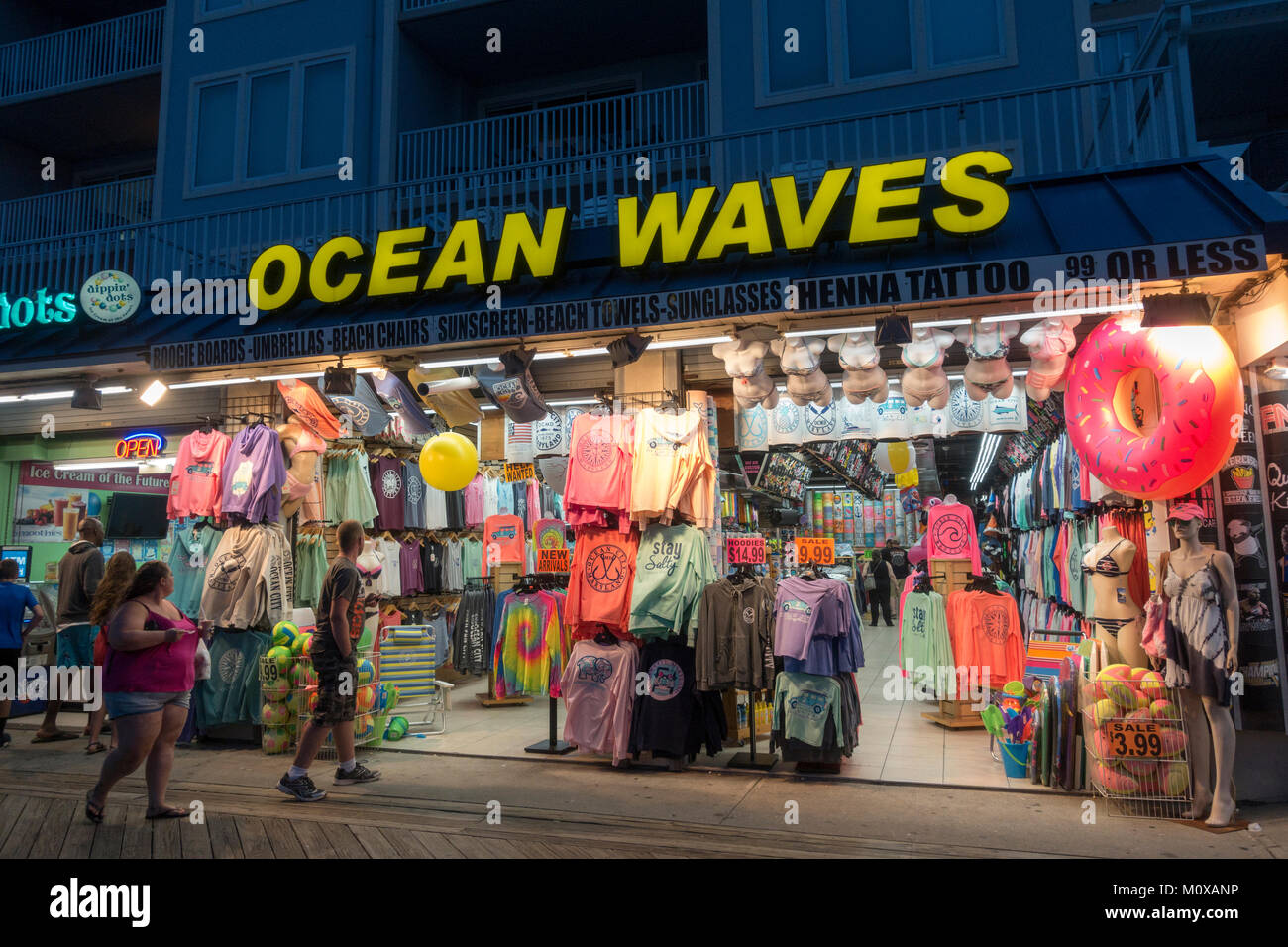 Las olas de la playa la ropa y la tienda de souvenirs en el Boardwalk
