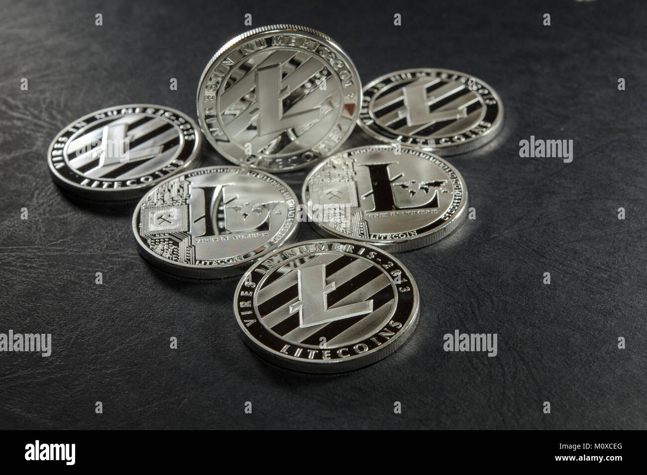 En litecoins plata dest con uno stand up coin Foto de stock