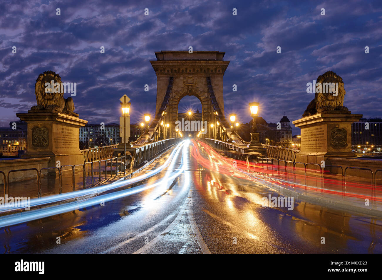 Szechenyi chain bridge en Budapest por la noche con el tráfico estelas de luz Foto de stock