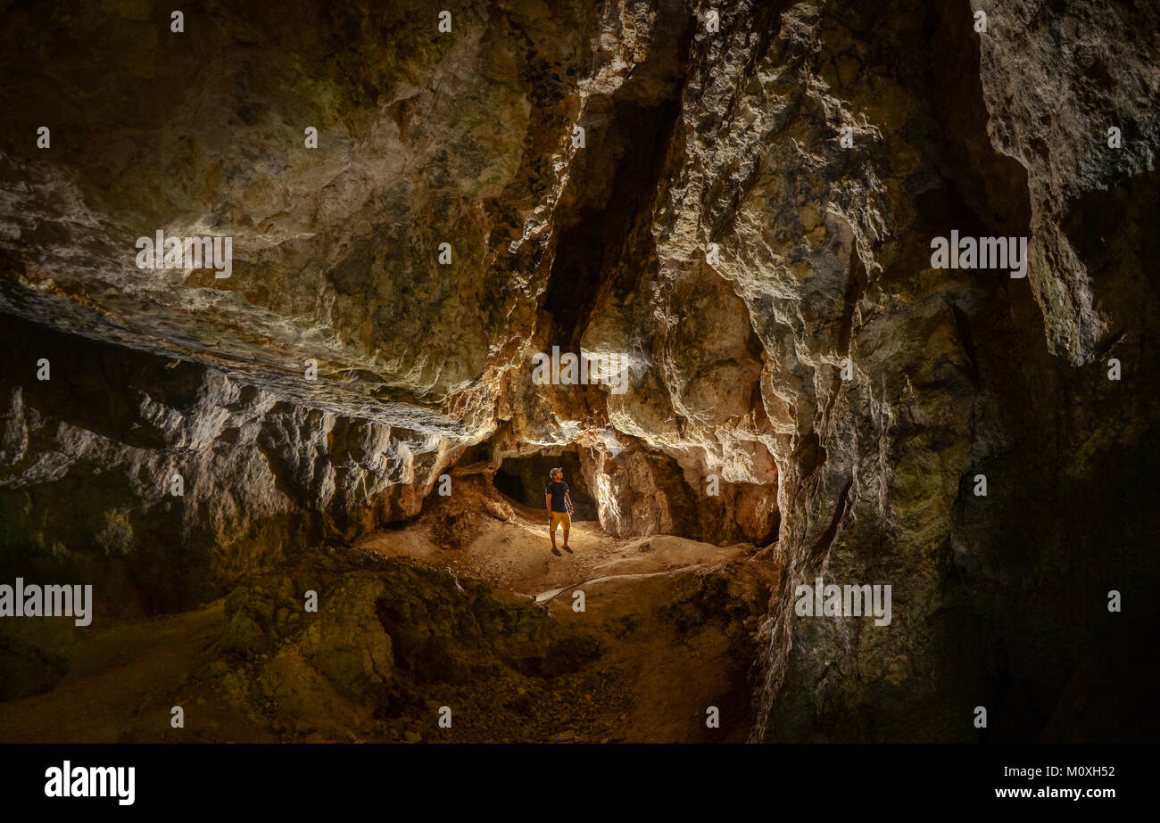Cueva prehistórica en el Karst Leang Leang cerca Maros - Makassar. Foto de stock
