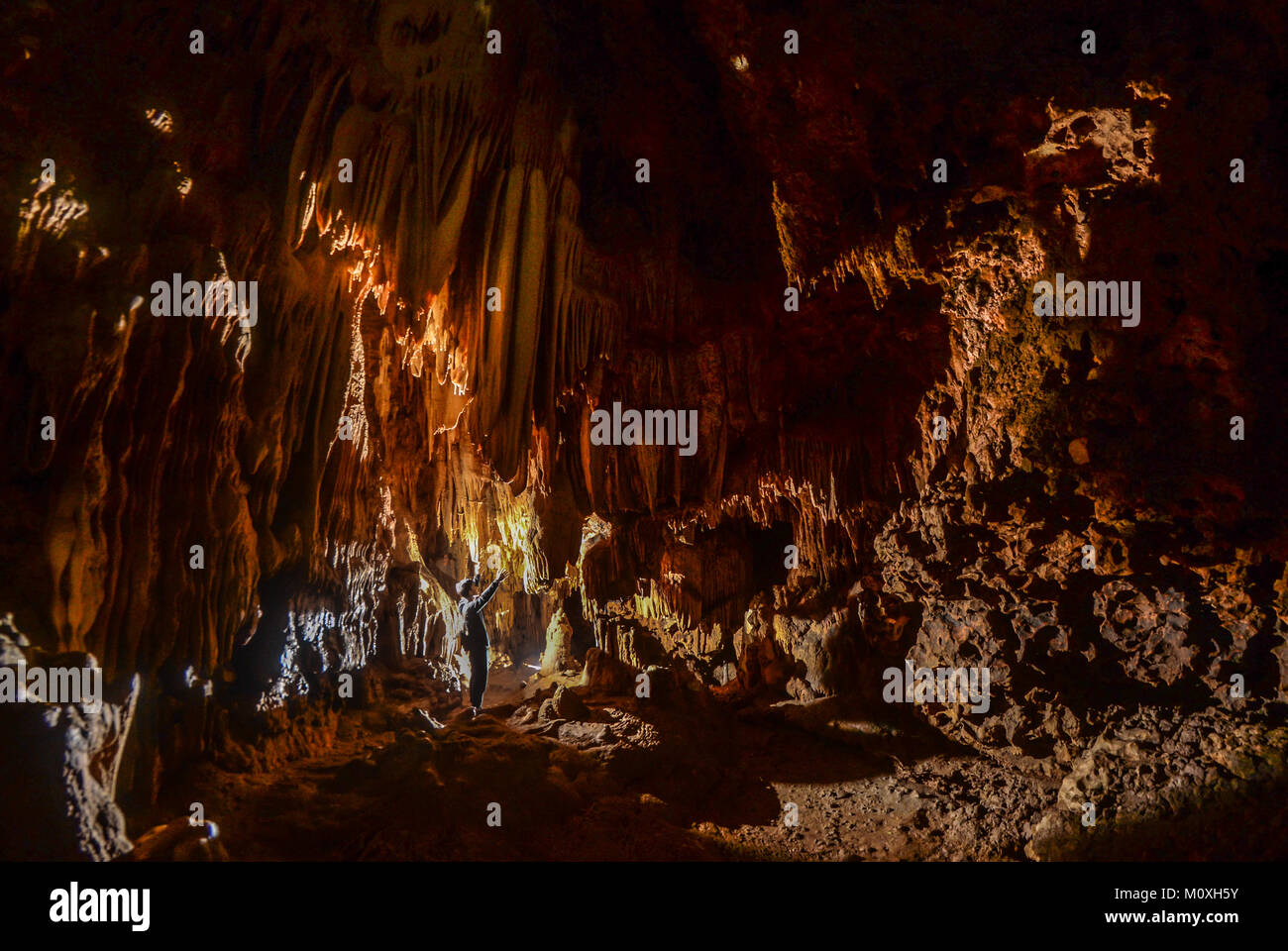 Antiguas cuevas prehistóricas en Remmang-Rammang Kunang-Kunang Maros - Makassar. Foto de stock