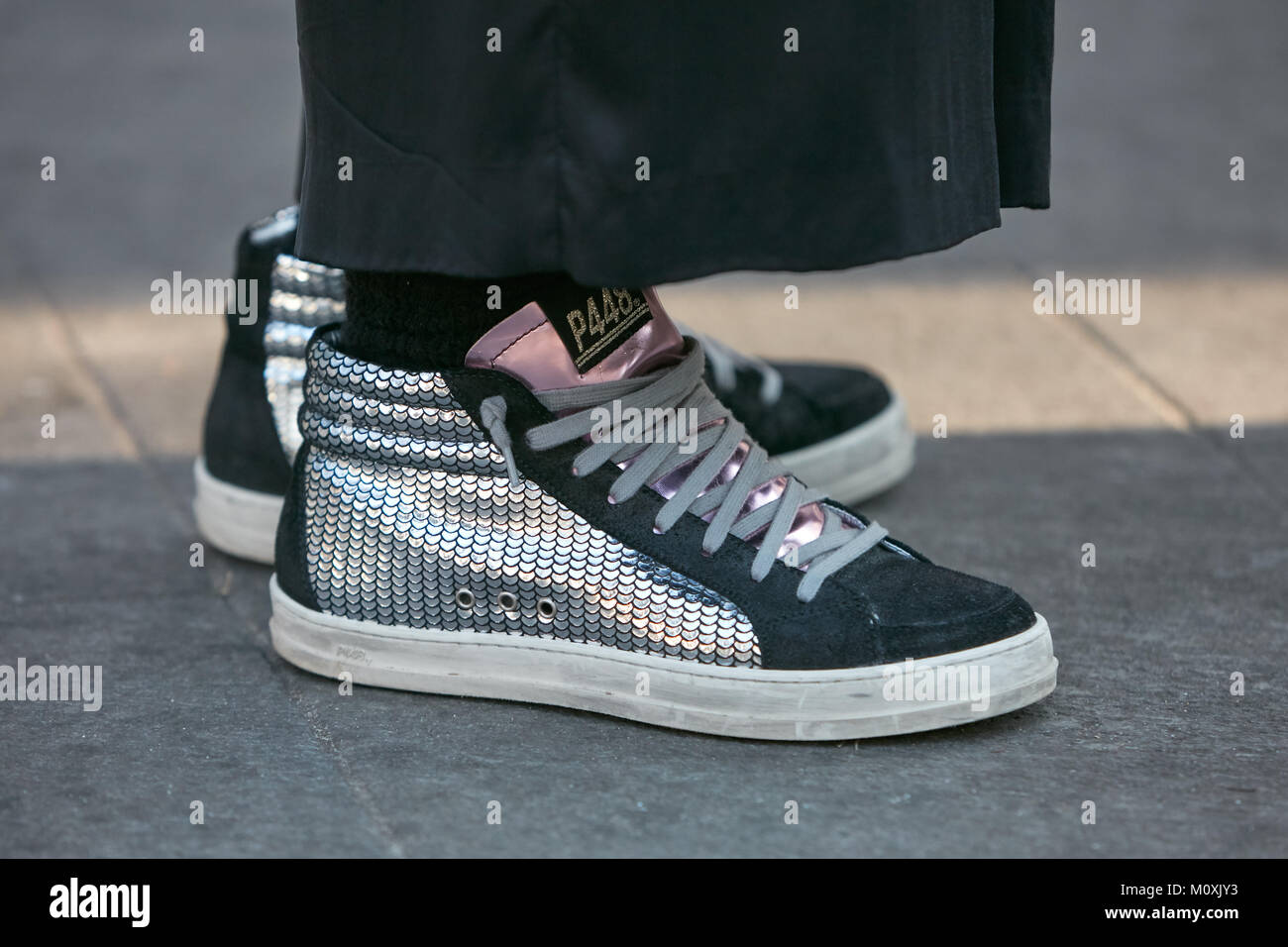 El cielo Deshonestidad en términos de Milán - Enero 13: Mujer con P448 zapatos con lentejuelas de plata antes de  Emporio Armani Fashion